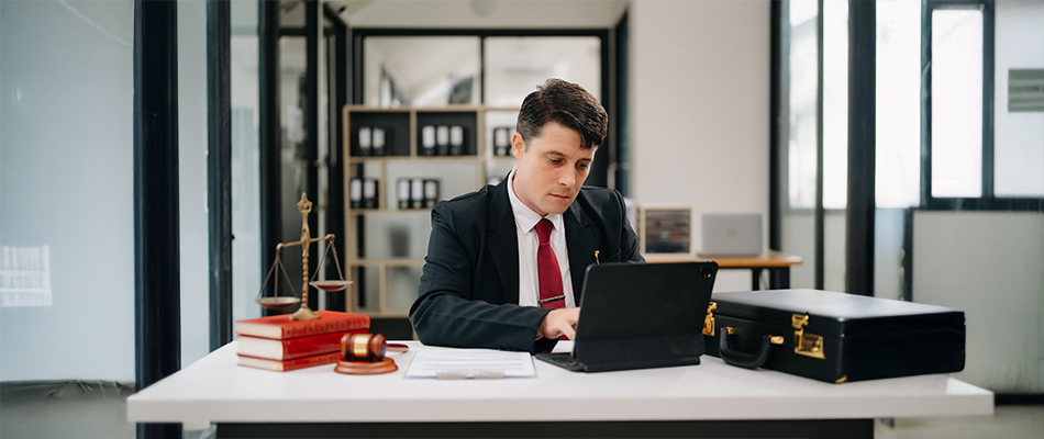 How to Choose the Right Specialisation in Your Online LLB Programme online LLB specialisation guide